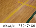 ふと見た足元は体育館の床 75947480