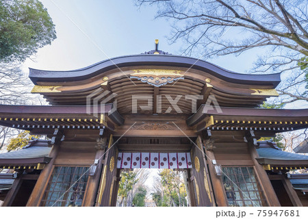 大國魂神社　随神門 　神社仏閣　陽射し　扉　ずいじんもん 75947681