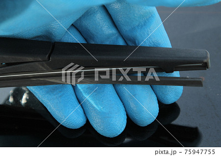 破損したワイパーゴム 75947755