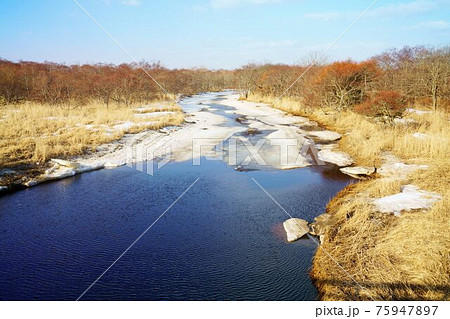 春の川の風景 北海道 春の川の風景 北海道 75947897