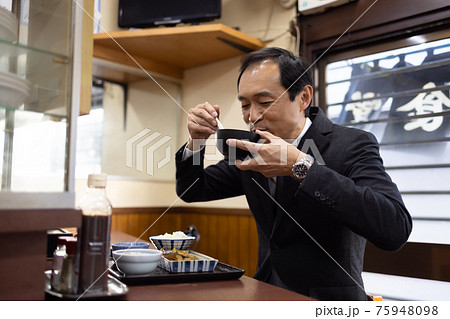 定食屋でランチをとるサラリーマン 定食屋でランチをとるサラリーマン 75948098