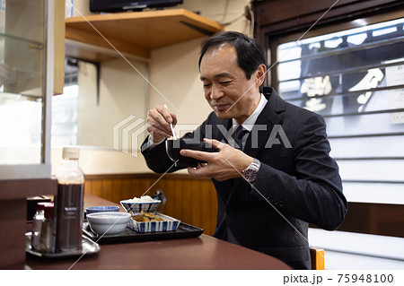 定食屋でランチをとるサラリーマン 定食屋でランチをとるサラリーマン 75948100