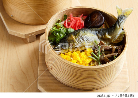 鮎の塩焼きと彩りの良い贅沢なわっぱ飯 鮎の塩焼きと彩りの良い贅沢なわっぱ飯 75948298