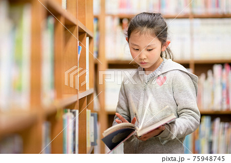 図書館で本を選ぶ少女 75948745