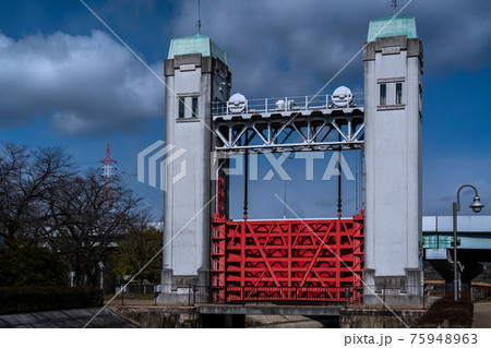 京都市伏見区の三栖閘門（みすこうもん）を撮影 75948963