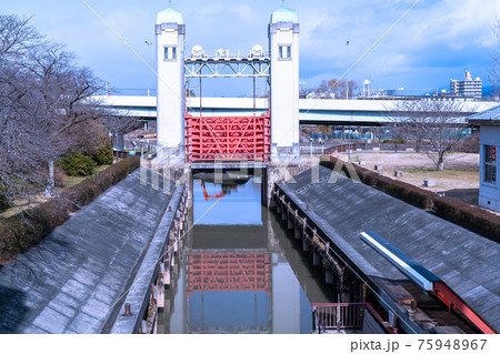 京都市伏見区の三栖閘門（みすこうもん）を撮影 75948967