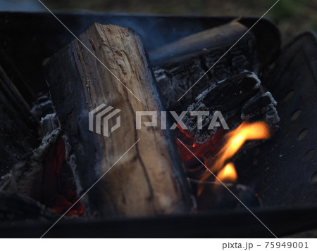 焚火ソロキャンプ 焚火ソロキャンプ 75949001