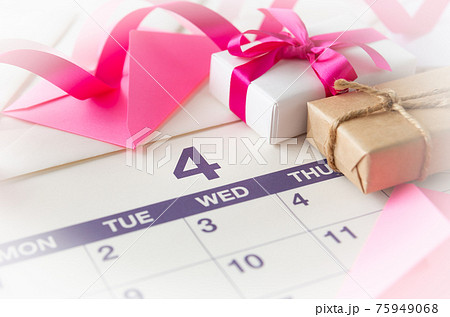 4月のカレンダーとプレゼント ギフト 誕生日 記念日の写真素材
