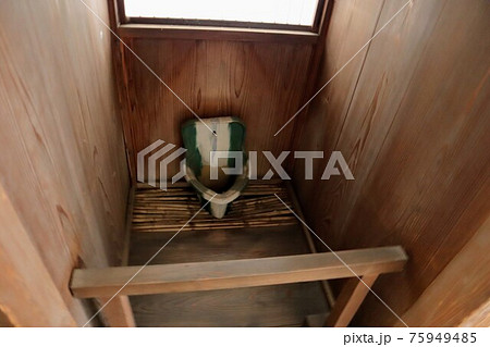 日本の昔のトイレのクローズアップの写真素材
