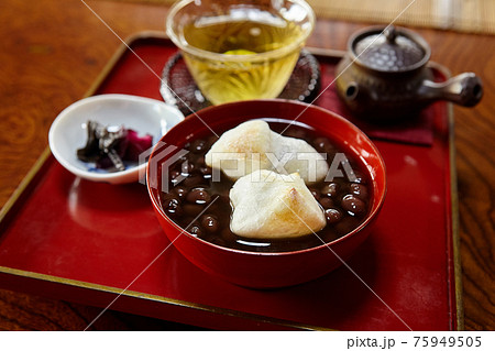 レトロな喫茶店の餅入りお汁粉 75949505