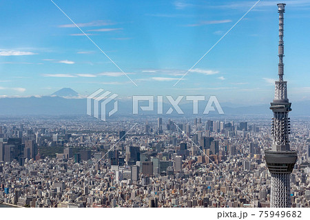 東京スカイツリー付近上空から富士山方向を空撮の写真素材