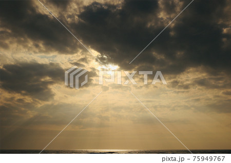 天使の梯子　薄明光線 75949767