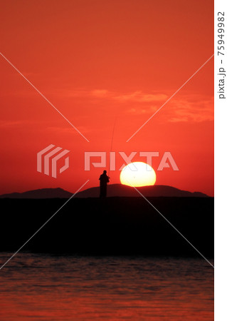 夕陽と人のシルエット 75949982