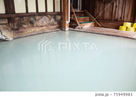 万座温泉源泉掛け流し老舗旅館の内風呂 75949983