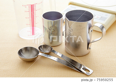 計量をするためのいろいろなキッチン用品 75950255