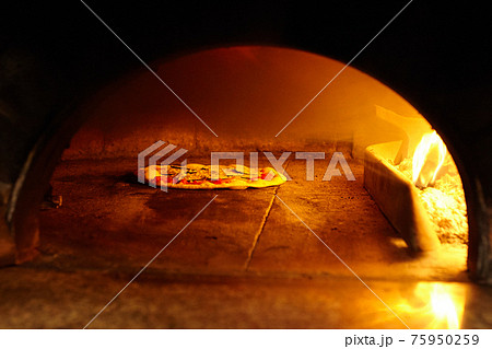 薪窯に焼かれる季節野菜のピザ 薪窯に焼かれる季節野菜のピザ 75950259