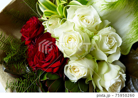 赤と白のバラを使ったシックな花束の写真素材