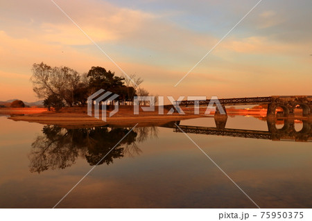 王子皿池公園の夕日 75950375