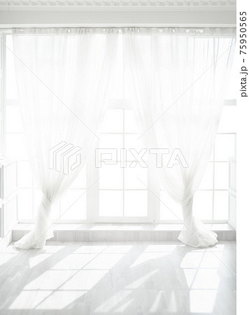Backlit window with white curtains in empty room 75950565