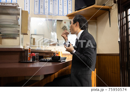 定食屋でランチをとるサラリーマン 定食屋でランチをとるサラリーマン 75950574