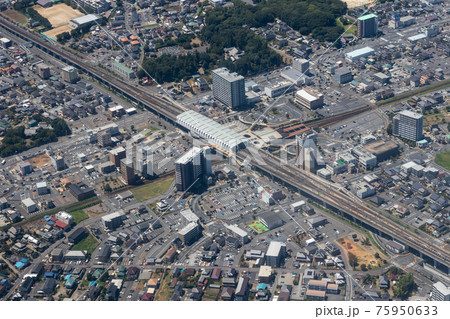 つくばエクスプレスの守谷駅付近を空撮 75950633