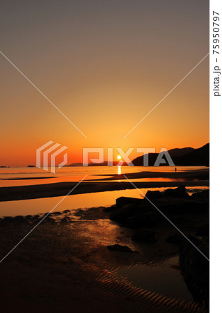 新舞子海岸の干潟と夕日 新舞子海岸の干潟と夕日 75950797