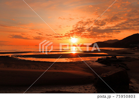 新舞子海岸の干潟と夕日 75950803