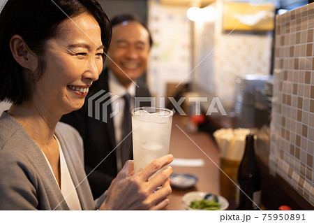 居酒屋でビールを飲むミドル女性 居酒屋でビールを飲むミドル女性 75950891