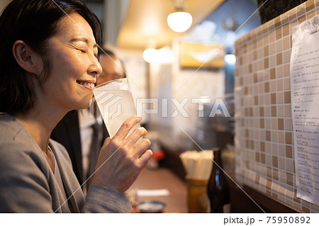 居酒屋でビールを飲むミドル女性 居酒屋でビールを飲むミドル女性 75950892