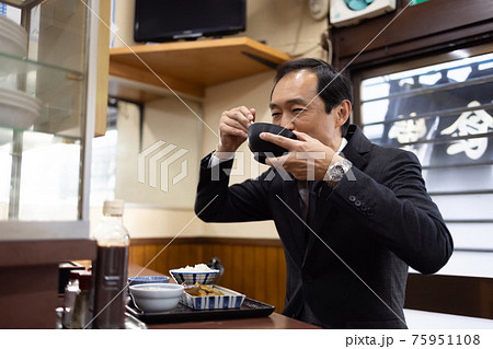 定食屋でランチをとるサラリーマン 定食屋でランチをとるサラリーマン 75951108