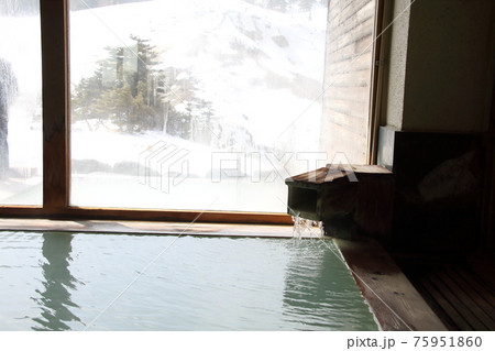 朝の万座温泉内風呂 75951860