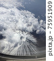 飛行機に乗って空から見た富士山 75951909
