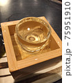 升に入ったお酒 75951910