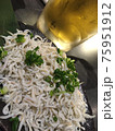 釜揚げしらすと生ビール 75951912