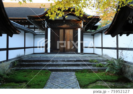 コロナ禍の静かな石庭、龍安寺 75952127