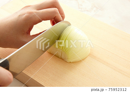 玉ねぎを切っている手元 玉ねぎを切っている手元 75952312