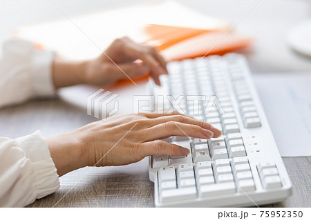 パソコンのキーボードを操作する女性の手 パソコンのキーボードを操作する女性の手 75952350