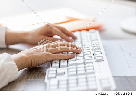 パソコンのキーボードを操作する女性の手 75952352