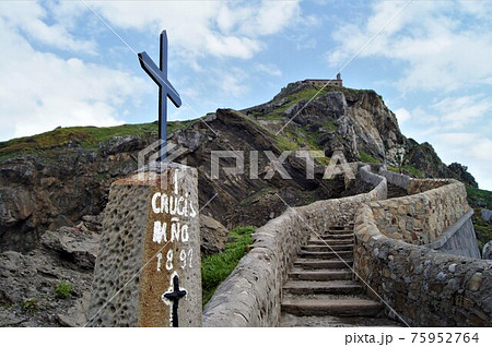 海に浮かぶ教会ガステルガチェ 75952764