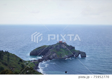 海に浮かぶ教会ガステルガチェ 75952770