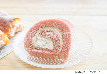 苺のロールケーキ 苺のロールケーキ 75953499