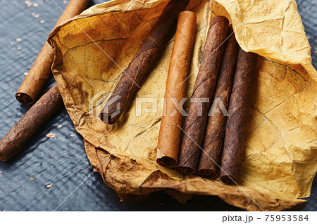 Cigarillos and tobacco leaf 75953584