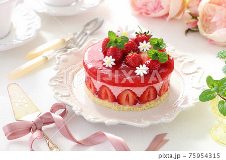 母の日　いちごのムースケーキ　いちごケーキ　いちごムース 75954315