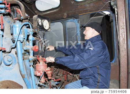 The machinist operates a steam locomotive 75954406