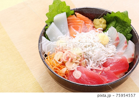 海鮮丼 釜揚げシラス マグロ イカ サーモン 白身魚の写真素材