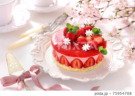 おうちでお花見　いちごのムースケーキ　フレジェ　いちごケーキ 75954708