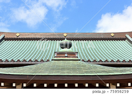 藤沢の寺の美しいアーチを描く屋根瓦 藤沢の寺の美しいアーチを描く屋根瓦 75956259