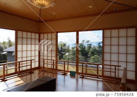 金の間　窓　景色　日本建築　旧吉田茂邸　大磯　内部　内観　神奈川 75956428