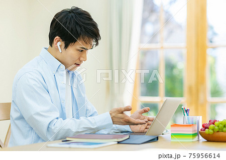 テレワークでオンラインミーティングをする男性 テレワークでオンラインミーティングをする男性 75956614