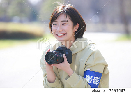 女性カメラマン イメージ 女性カメラマン イメージ 75956674